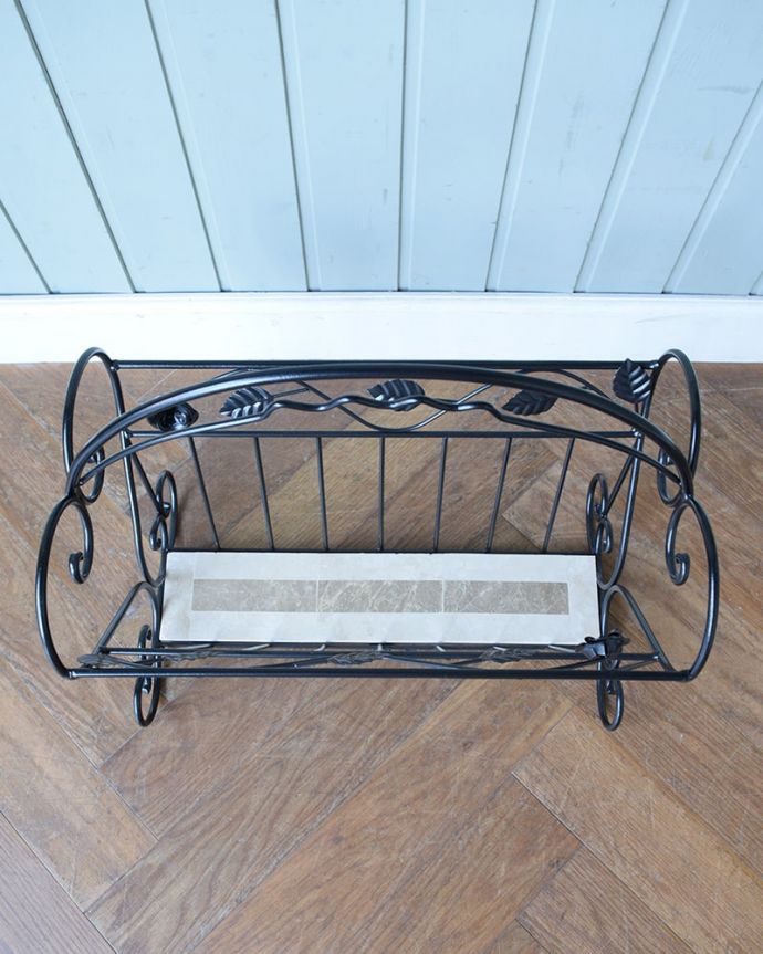 アンティーク風の家具 アンティーク風 マガジンラック 上から見ると・・・意外にたっぷり収納できるので、新聞や雑誌、本などをいろいろ入れて使って下さい。(y-421-f)