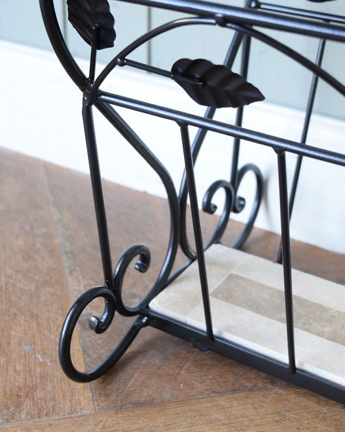 アンティーク風の家具 アンティーク風 マガジンラック 足先も可愛いくるんと湾曲した丸い脚先のデザイン。(y-421-f)