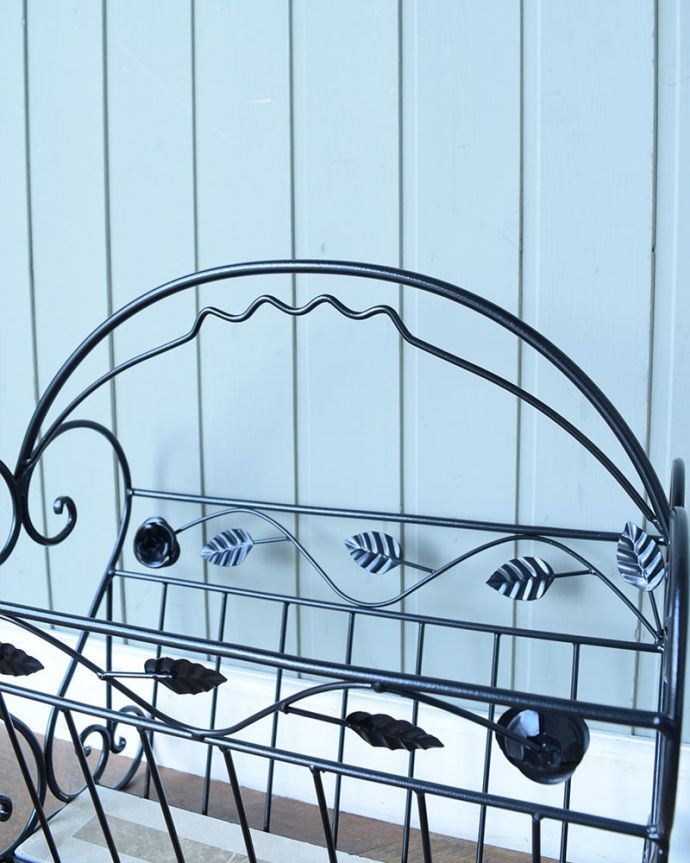 アンティーク風の家具 アンティーク風 マガジンラック 片手でラクラク運べますデザインの一部になっている持ち手を持って運べば持ち運びもラクラク!。(y-421-f)