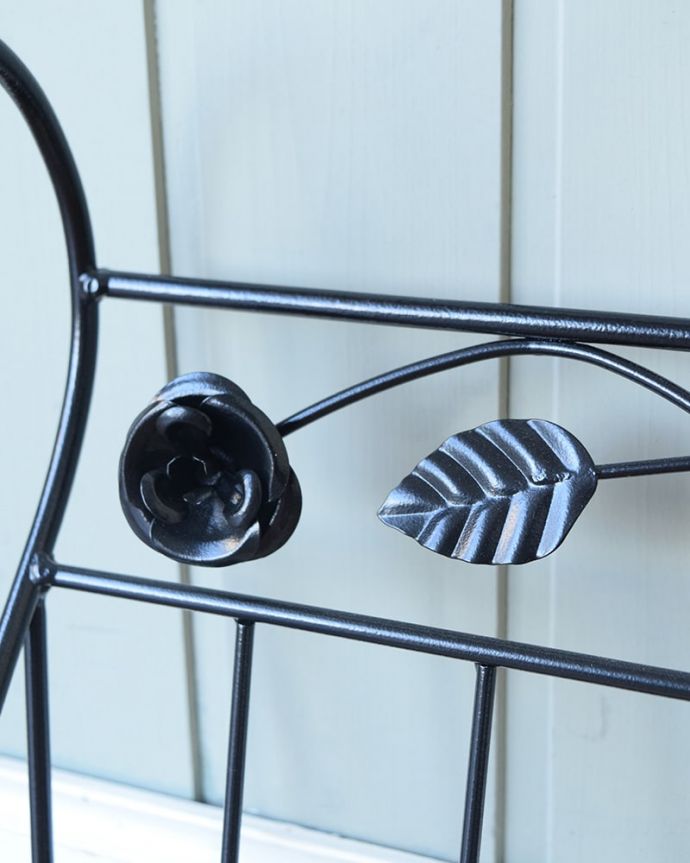 アンティーク風の家具 アンティーク風 マガジンラック いろんな場所にこだわり英国スタイルらしい美しい彫りのデザインです。(y-421-f)