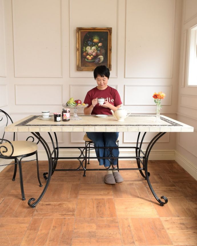 アンティーク風の家具 アンティーク風 アンティーク調のガーデンテーブル、アイアンのダイニングテーブル 高級感漂うガーデンテーブルおしゃれなデザインのアイアン脚のガーデンテーブル。(y-422-f)