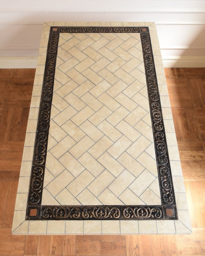 アンティーク風の家具 アンティーク風 アンティーク調のガーデンテーブル、アイアンのダイニングテーブル 天板を上から見ると…上から見ると、天板はこんな感じ。(y-422-f)