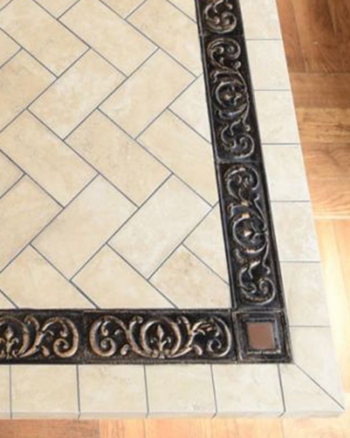 アンティーク風の家具 アンティーク風 アンティーク調のガーデンテーブル、アイアンのダイニングテーブル 天板を近づいてみると…女性の心を掴む可愛い天板のデザインが魅力です。(y-422-f)