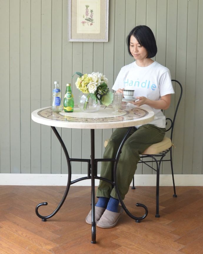 アンティーク調のおしゃれなテーブル、大理石天板の丸いガーデニング