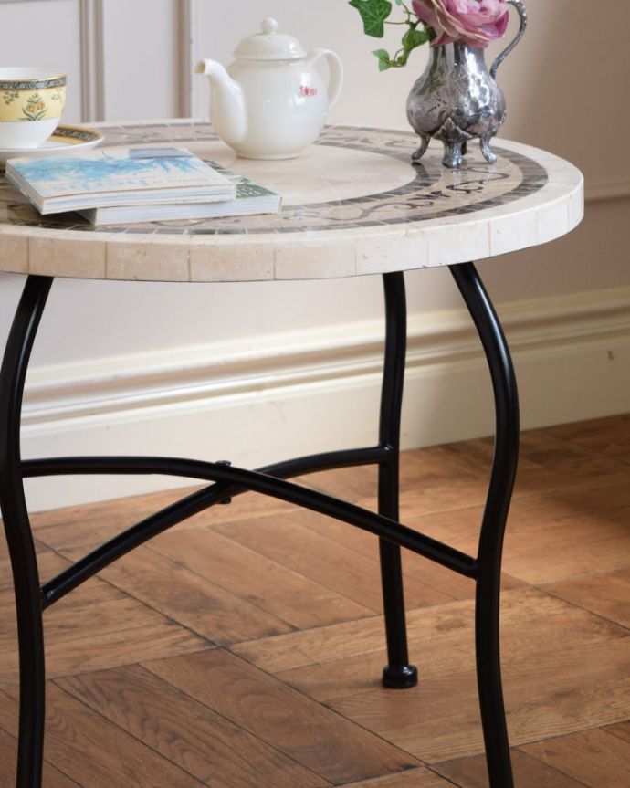ヴィンテージ 大理石 × アイアン ラウンドテーブル アンティーク調のガーデンテーブル、大理石✕アイアンのラウンド