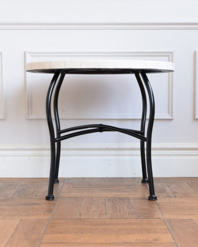 アンティーク調のガーデンテーブル、大理石✕アイアンのラウンド