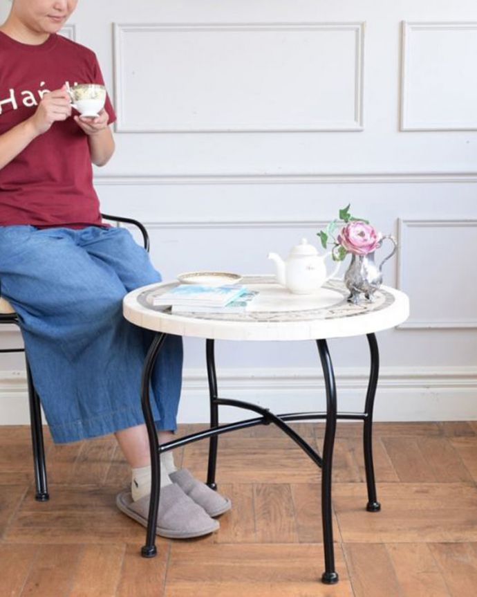 ♡大理石　モザイクタイル天板がおしゃれなアンティーク調 アイアンテーブル♡ アンティーク調のガーデンテーブル、大理石✕アイアンのラウンド