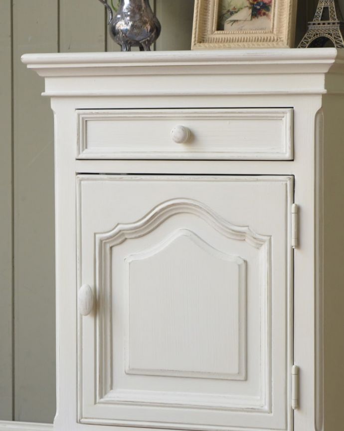 アンティーク風　ベッドサイドキャビネット　扉の収納も付いている実力派オープン棚だけじゃなく扉も付いているので、見せたくないものはこの中へ。(y-427-f)