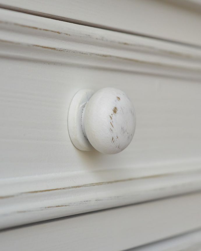 アンティーク風　ベッドサイドキャビネット　素敵な取っ手アンティーク風のデザインが美しい取っ手。(y-427-f)