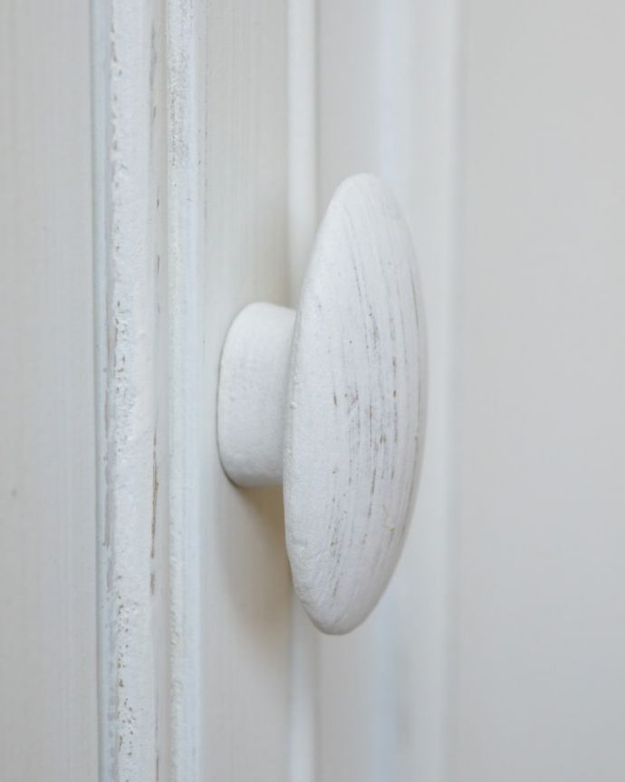 アンティーク風　ベッドサイドキャビネット　取っ手もオシャレ開ける度にワクワクしちゃうアンティーク風のおしゃれな取っ手です。(y-427-f)