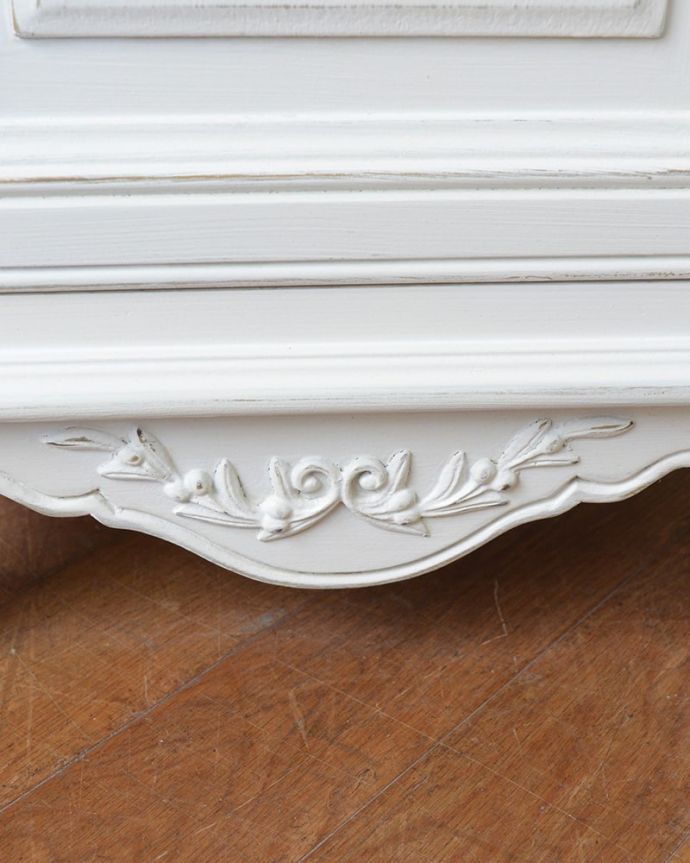 アンティーク風　ベッドサイドキャビネット　アンティークのような装飾下扉にはまるで本物のアンティーク家具のような浮き彫りがしっかり入っています。(y-427-f)