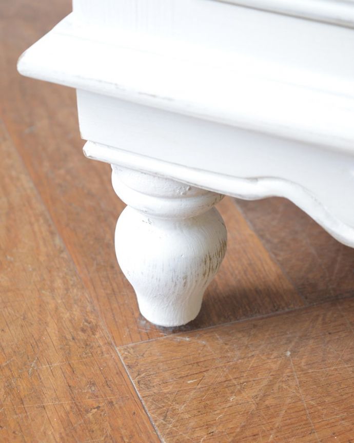 アンティーク風　ベッドサイドキャビネット　女性１人でラクラク運べちゃうんですHandleの家具は、脚の裏にフェルトキーパーをお付けしています。(y-427-f)