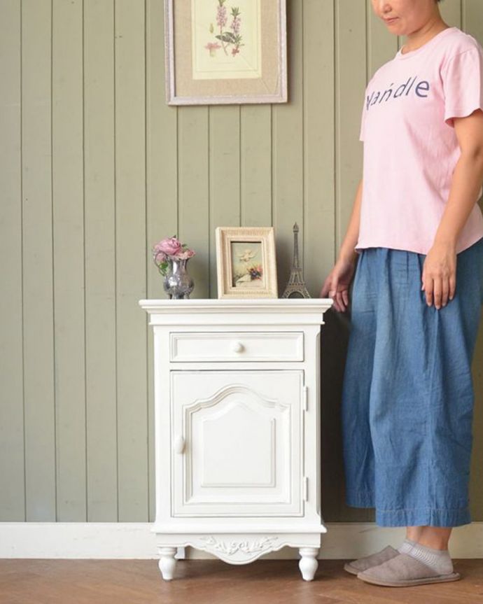 アンティーク風の家具　アンティーク風　フランスアンティーク調の可愛い家具、シャビーシックなベッドサイドキャビネット　シャビーシックなサイドキャビネット白いペイントのおしゃれなフランスデザインのキャビネット。(y-427-f)