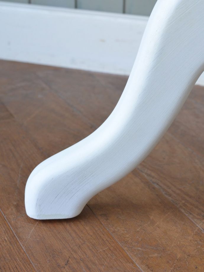 アンティーク風の家具　アンティーク風　フランスアンティーク調の可愛い家具、シャビーシックなティーテーブル　女性１人でラクラク運べちゃうんですHandleの家具は、脚の裏にフェルトキーパーをお付けしています。(y-429-f)