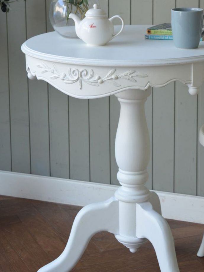 アンティーク風の家具　アンティーク風　フランスアンティーク調の可愛い家具、シャビーシックなティーテーブル　おしゃれなフランスデザインフランスアンティーク風の女性らしい彫が特徴。(y-429-f)