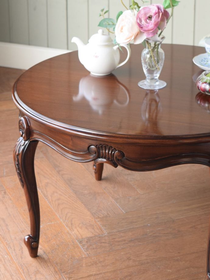 アンティーク風のおしゃれなセンターテーブル