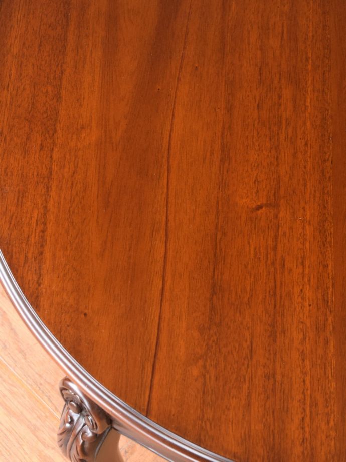 テーブルの天板の木目