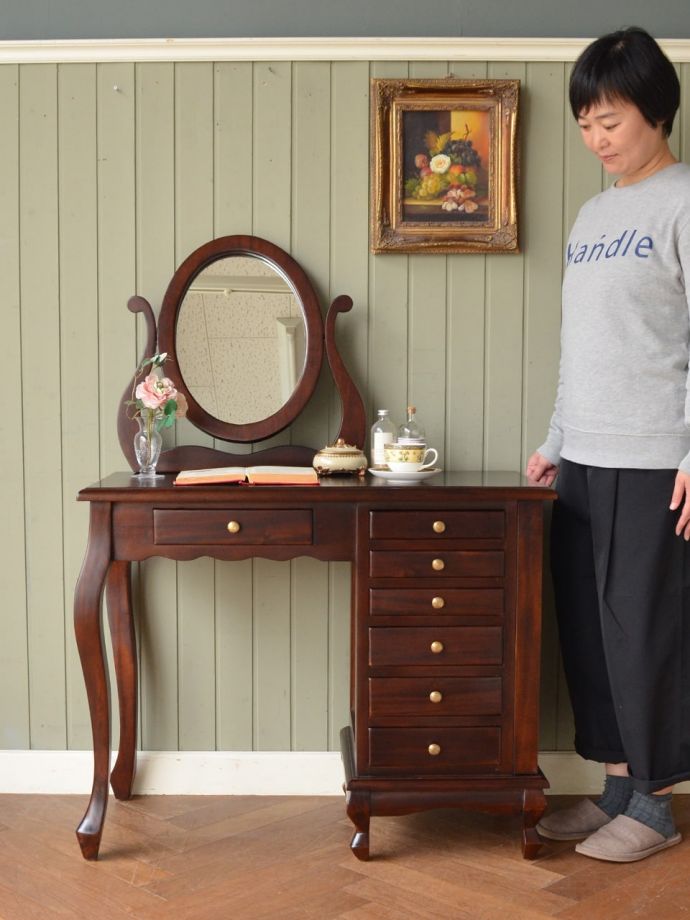 アンティーク風のおしゃれなドレッサー