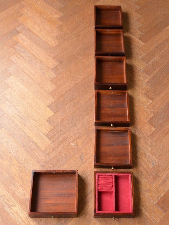 ドレッサーの引き出しの中