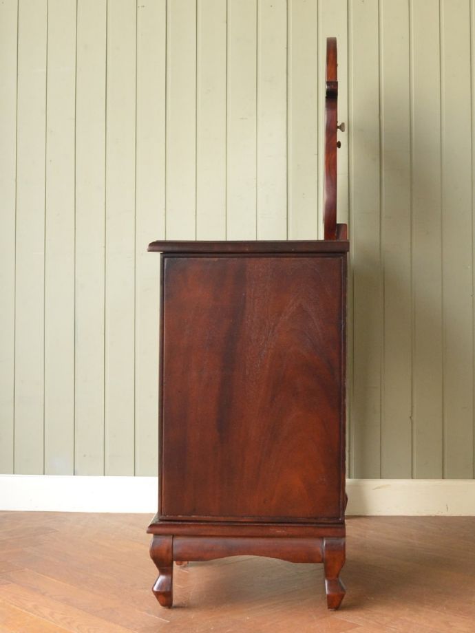 ドレッサーの側面