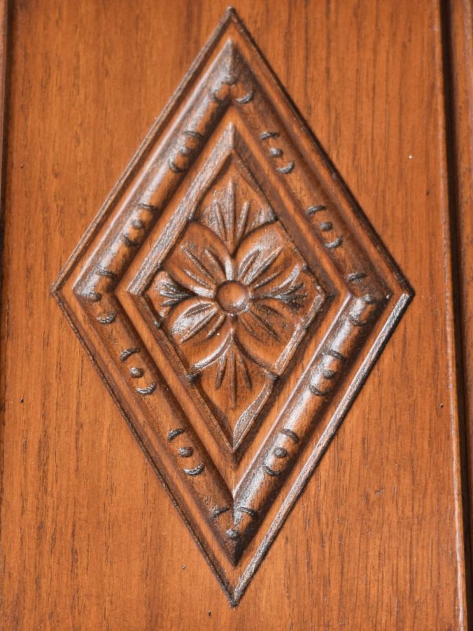 アンティーク風家具の装飾