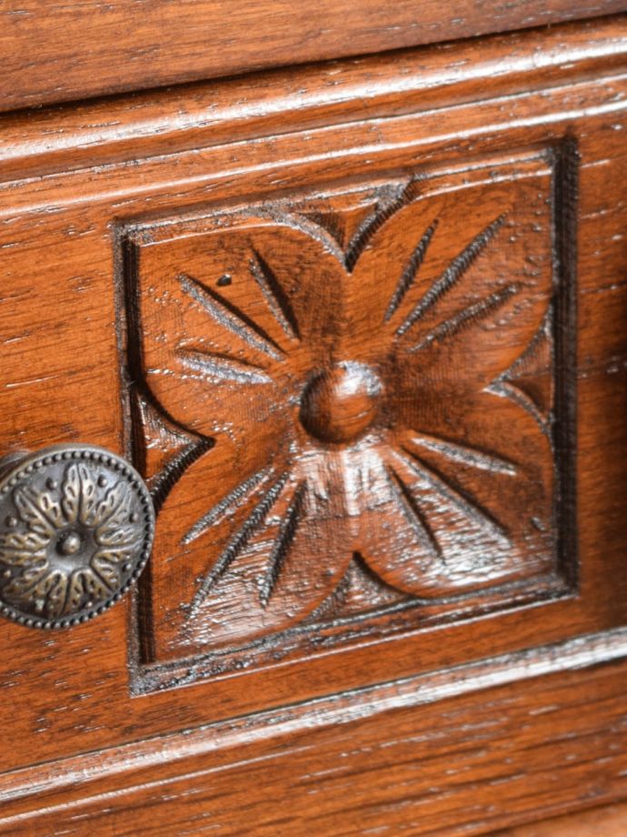 アンティーク調家具の装飾