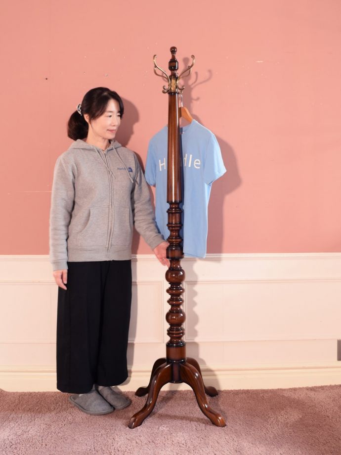 アンティーク風のコートハンガー