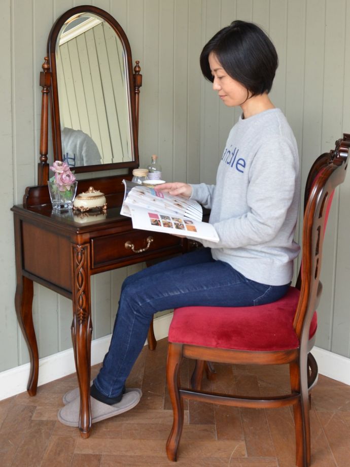 アンティーク風のおしゃれなドレッサー、女性らしい猫脚のドレッサー