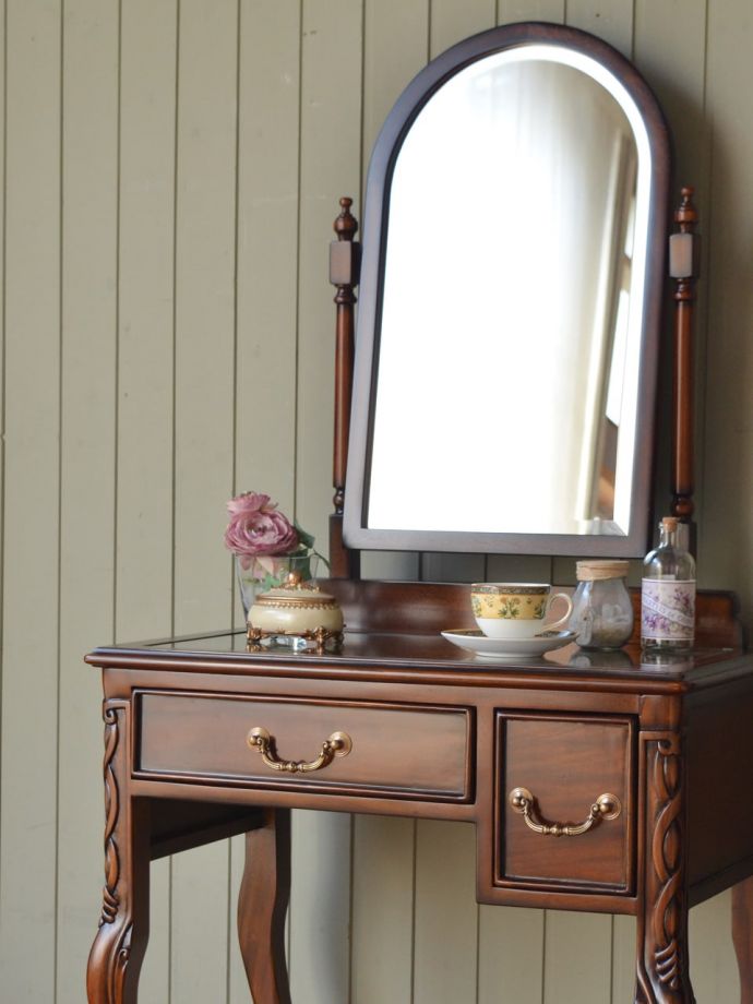 アンティーク風のおしゃれなドレッサー、女性らしい猫脚のドレッサー