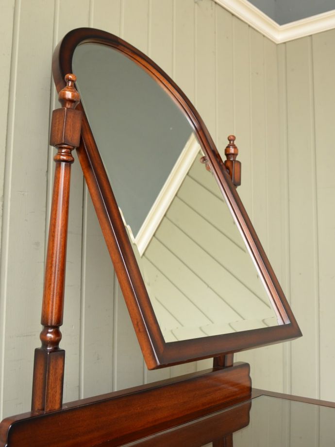 アンティーク風のおしゃれな鏡