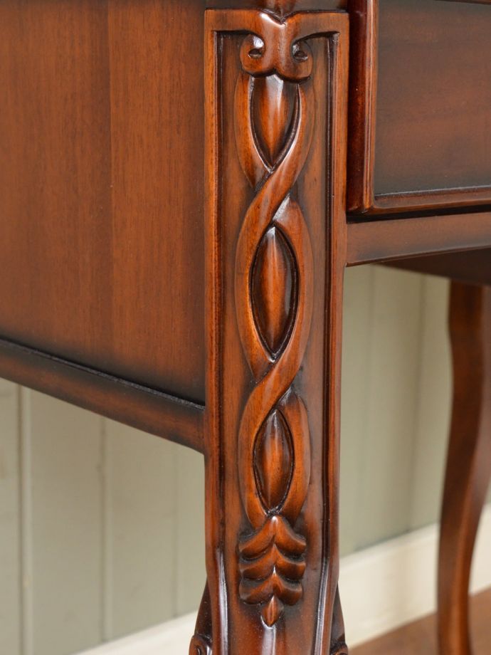 アンティーク調家具の装飾