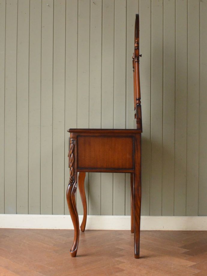 ドレッサーの側面