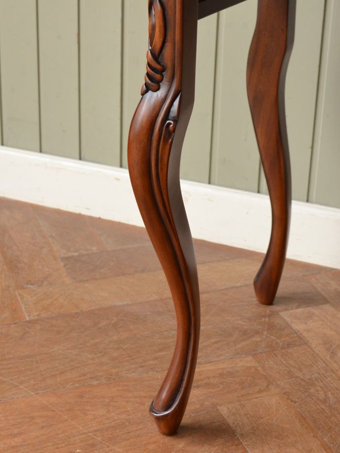 アンティーク風の脚