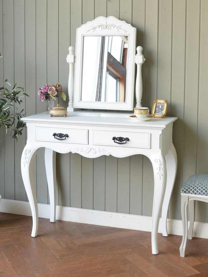 ミラーを置くとドレッサーになります