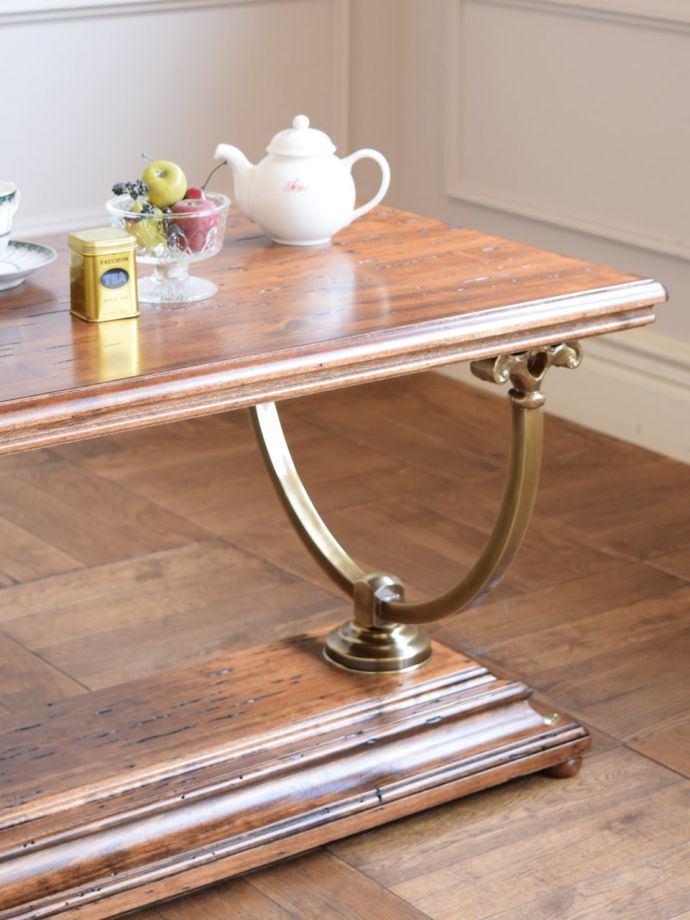 イタリアから届いたアンティーク調の家具、ゴールドの脚がお洒落な