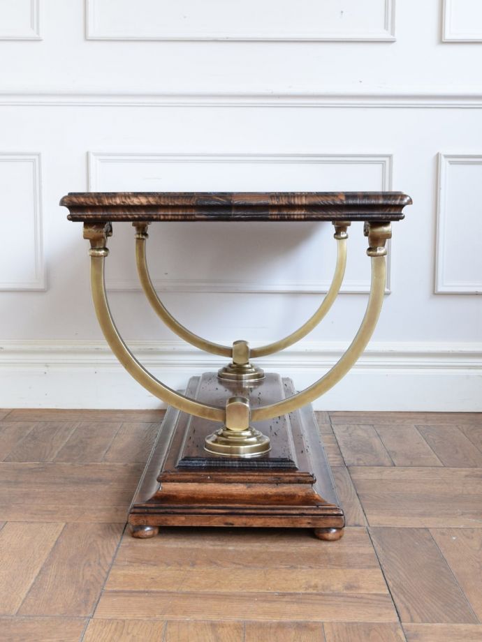 リビングテーブルの側面