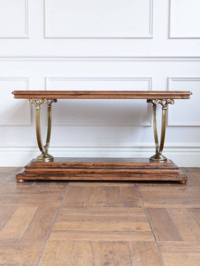 イタリアから届いたアンティーク調の家具、ゴールドの脚がお洒落な