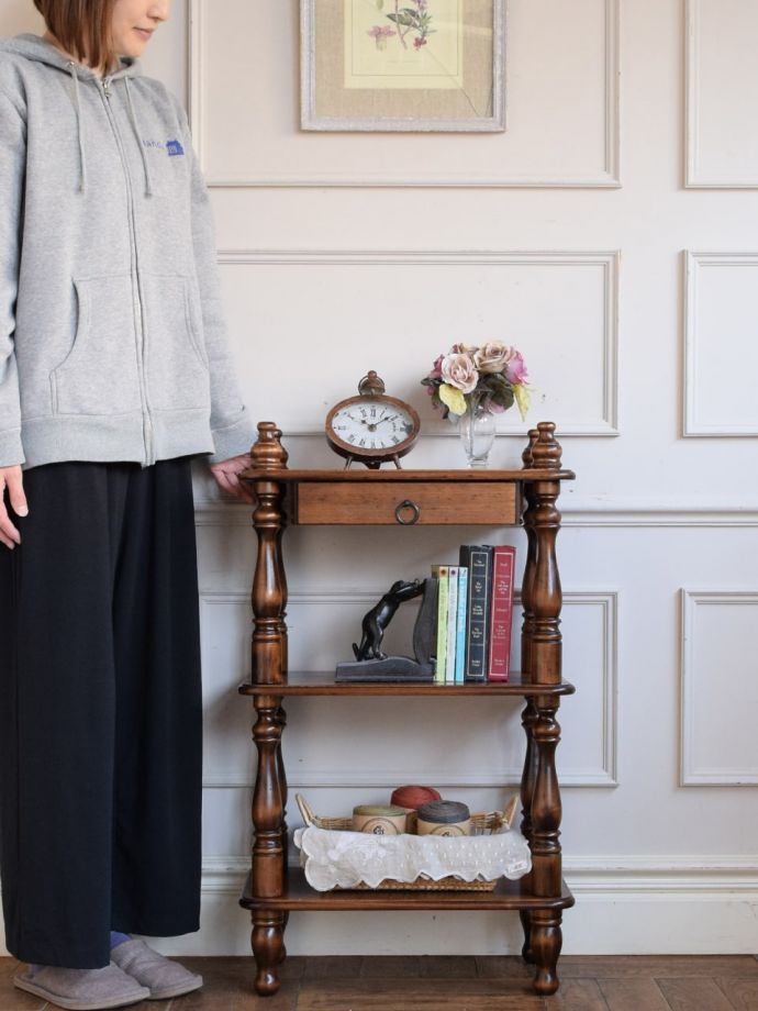 アンティーク風のおしゃれなオープンシェルフ