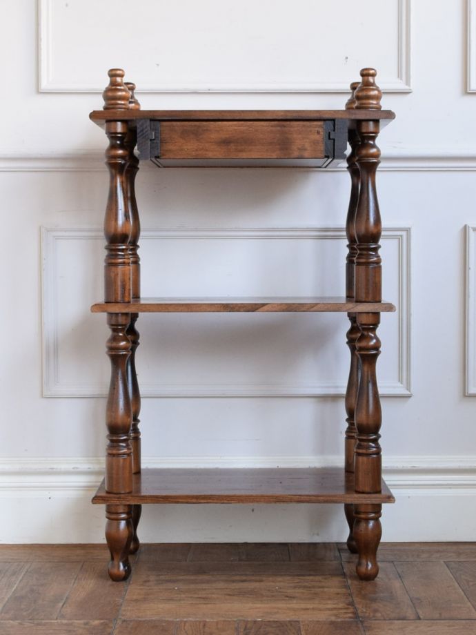 アンティーク調家具の後ろ姿