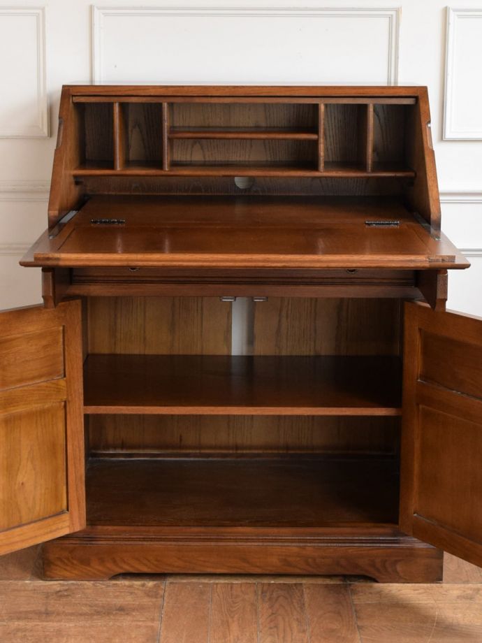 アンティーク調ビューローの扉の中