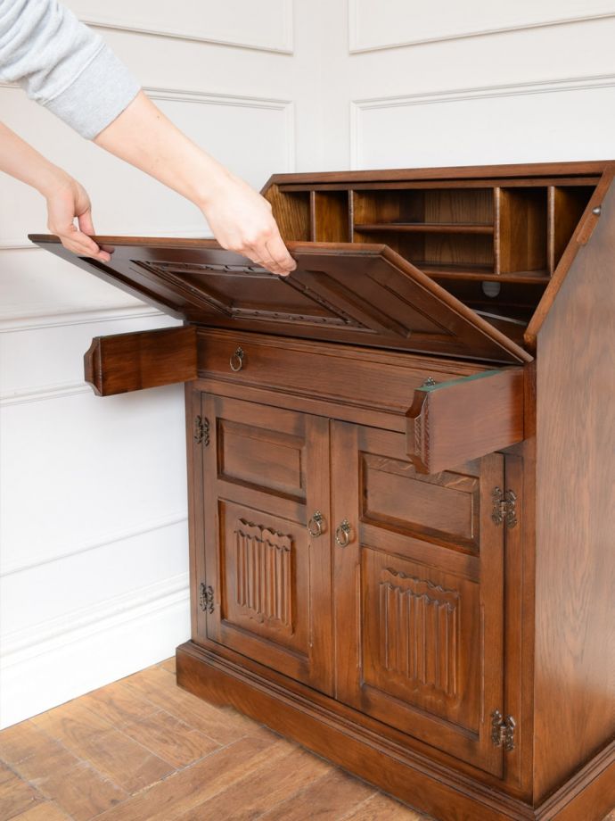 ビューローの扉を前に倒すと