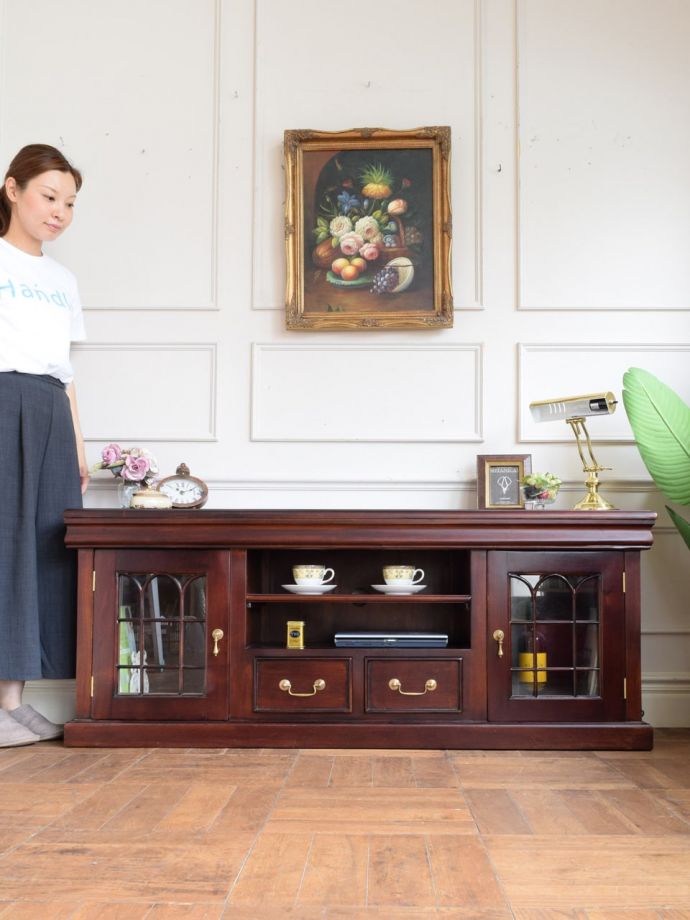 アンティーク風のテレビボード