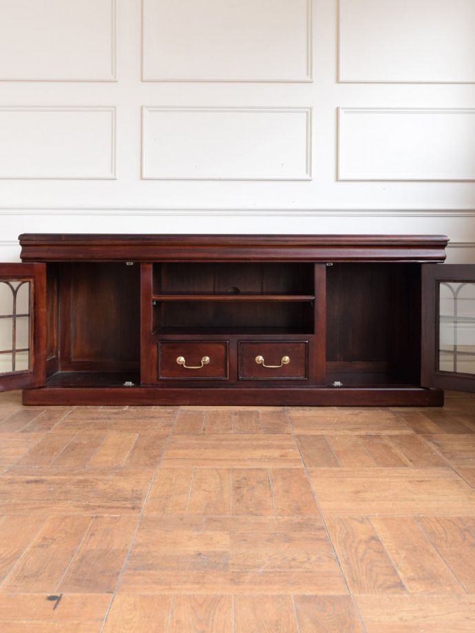 テレビボードの棚の中