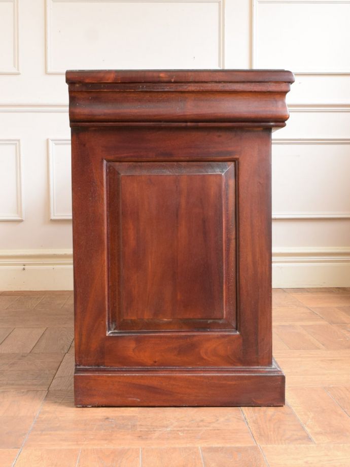 テレビボードの側面