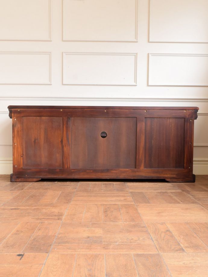 テレビボードの後ろ姿