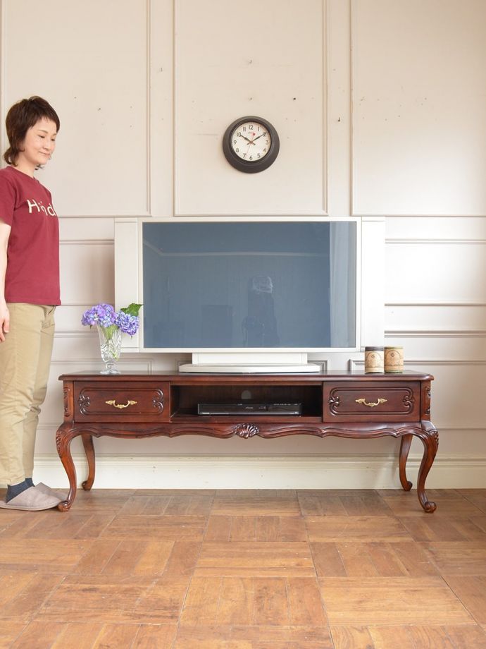 アンティーク風のテレビボード