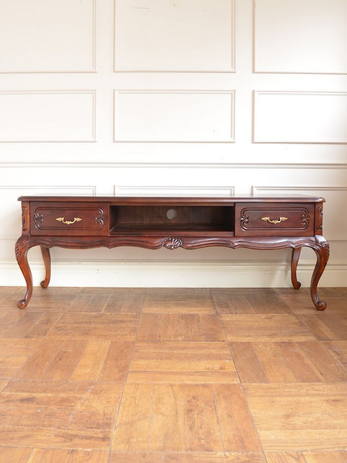 テレビボードの棚の中