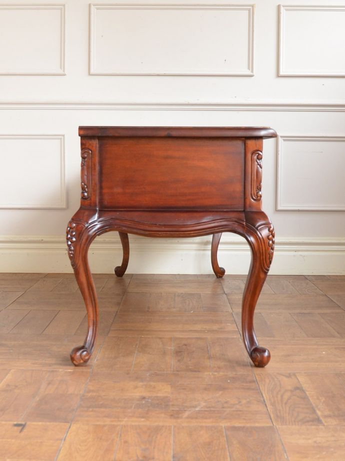 アンティーク風家具の横