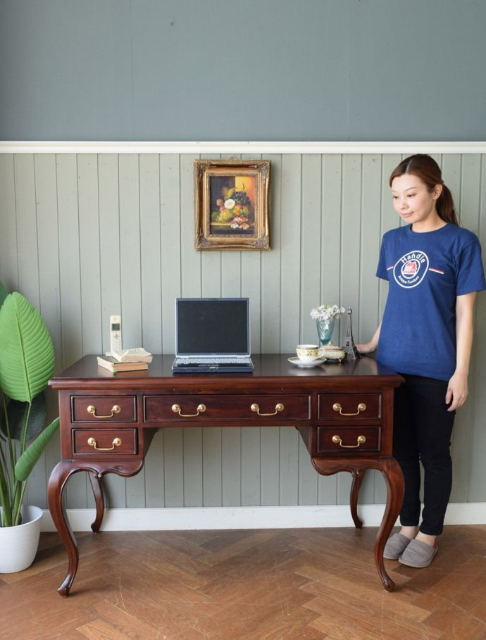 アンティーク風のおしゃれなデスク