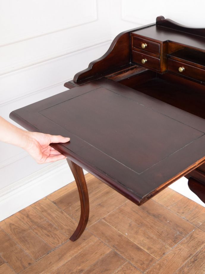 スライディングトレイ付きのデスク